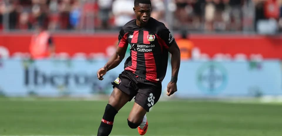 Игрок Bayer 04 Leverkusen с мячом на поле