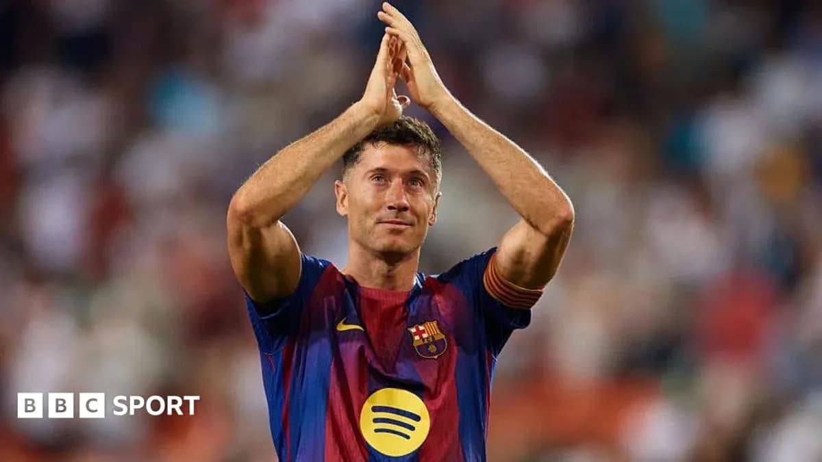 Игрок Барселоны аплодирует фанатам на стадионе