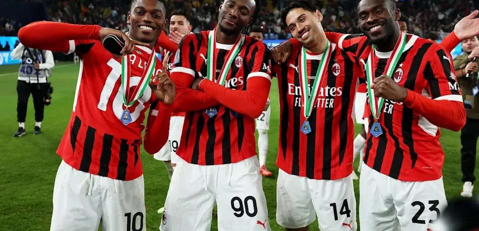 Игроки AC Milan с медалями после победы