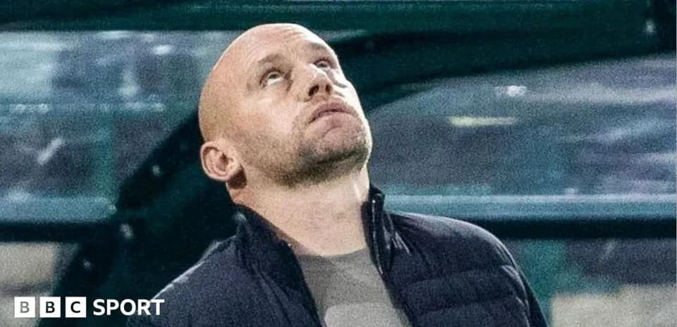 Тренер смотрит вверх во время матча