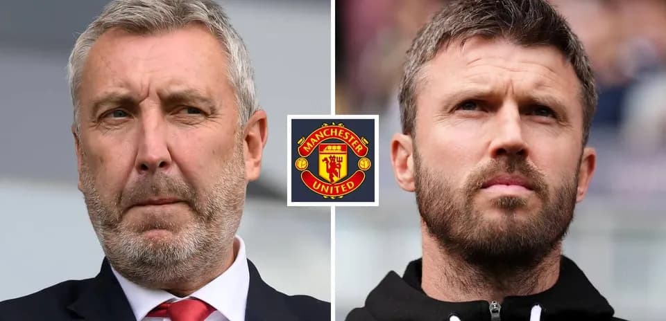 Два тренера на фоне логотипа Manchester United