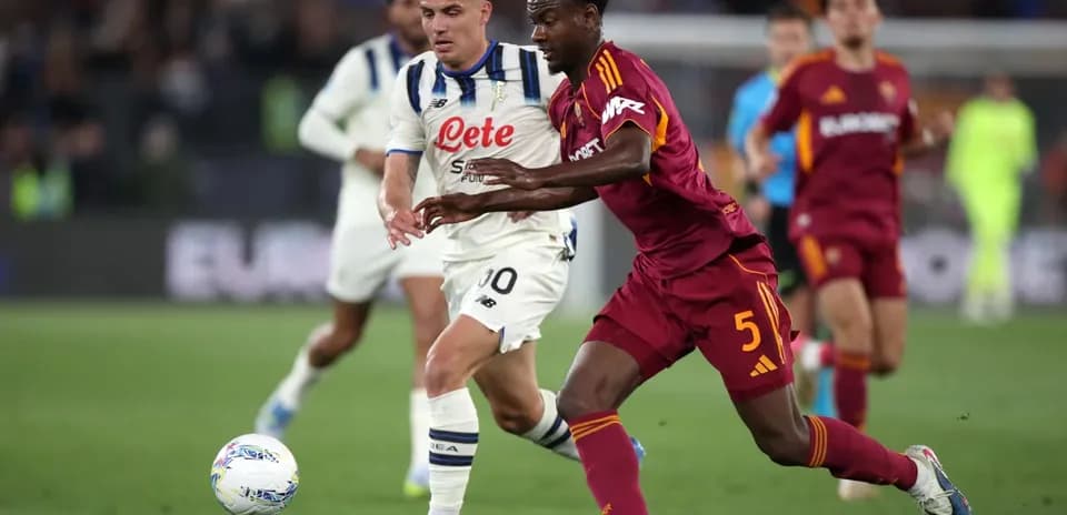 Игроки AS Roma и Atalanta борются за мяч