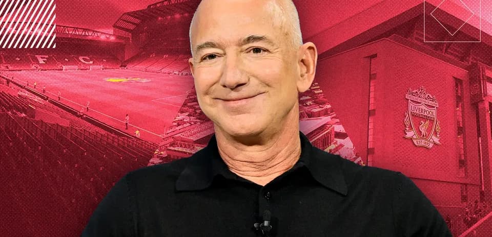 Человек на фоне стадиона Ливерпуля