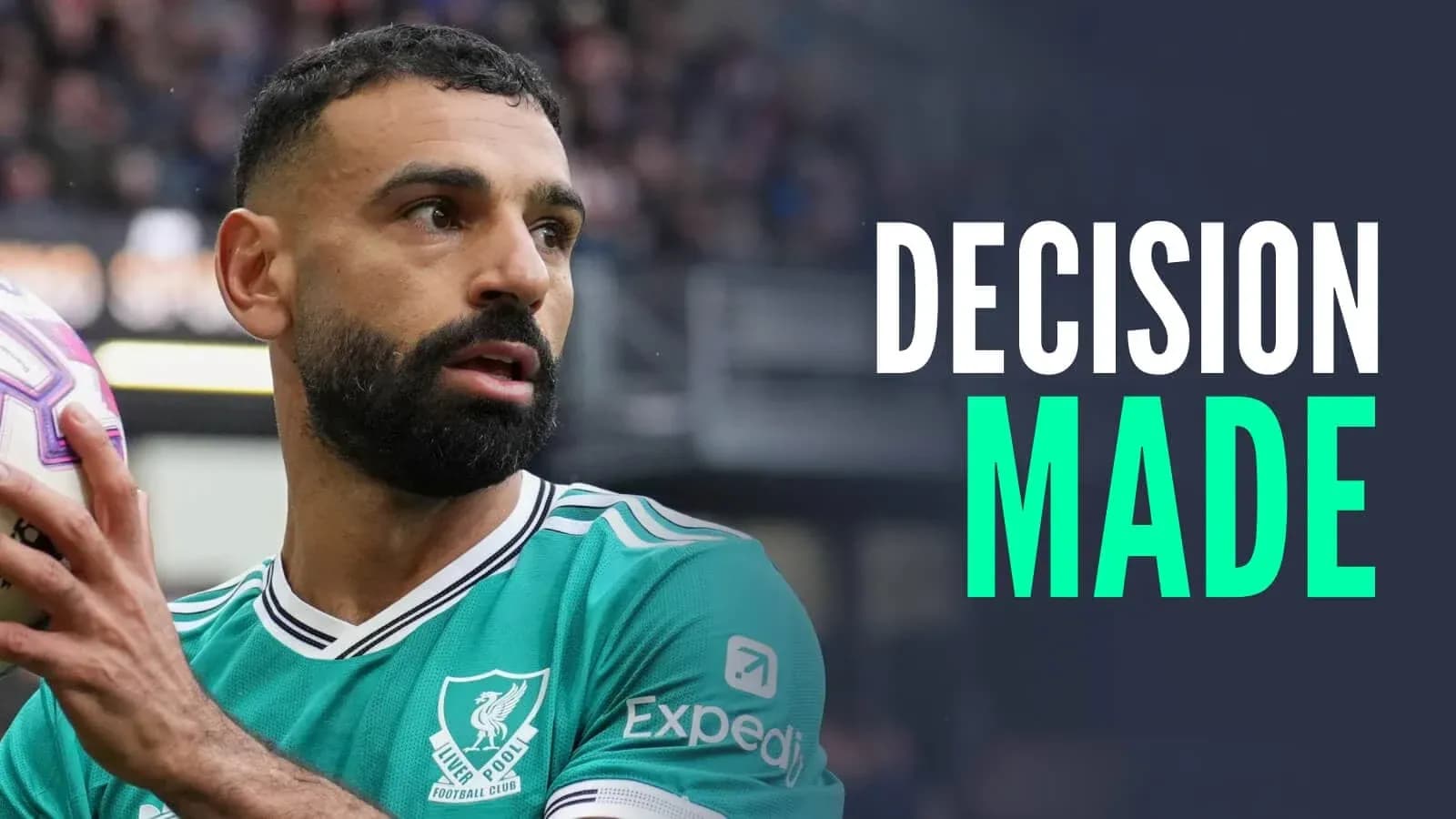 Игрок Ливерпуля с мячом на поле