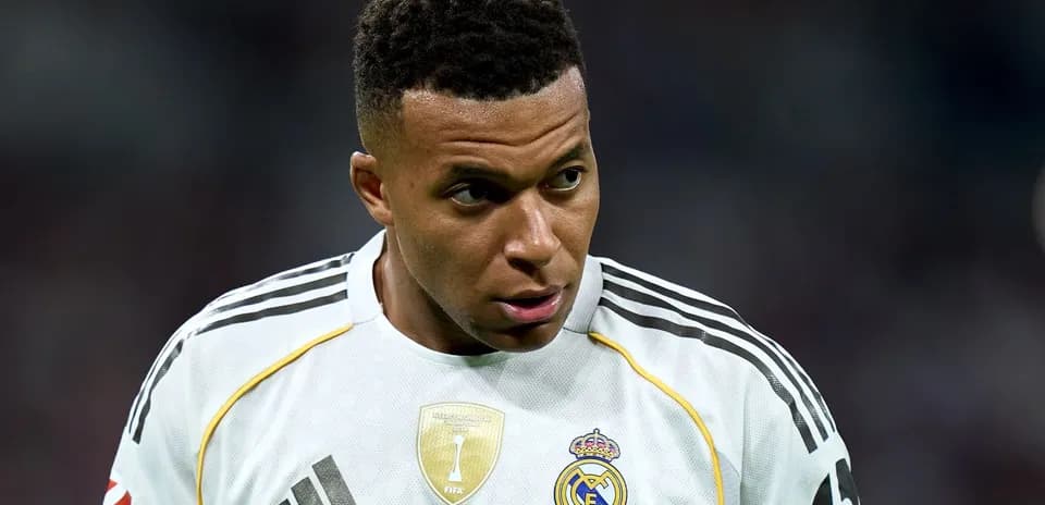 Игрок в белой форме Real Madrid на поле