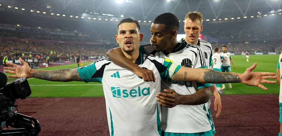 Игроки празднуют гол на матче Newcastle против West Ham