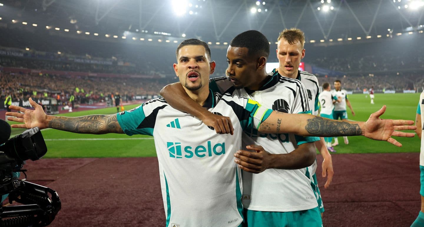 Игроки празднуют гол на матче Newcastle против West Ham