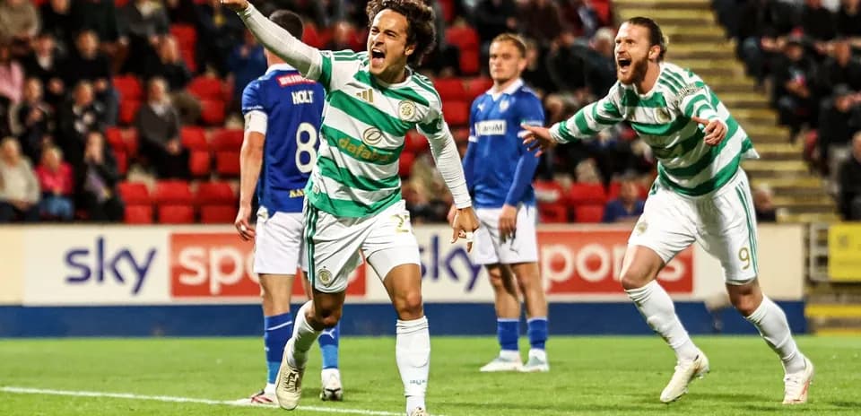 Игроки Celtic празднуют гол во время матча