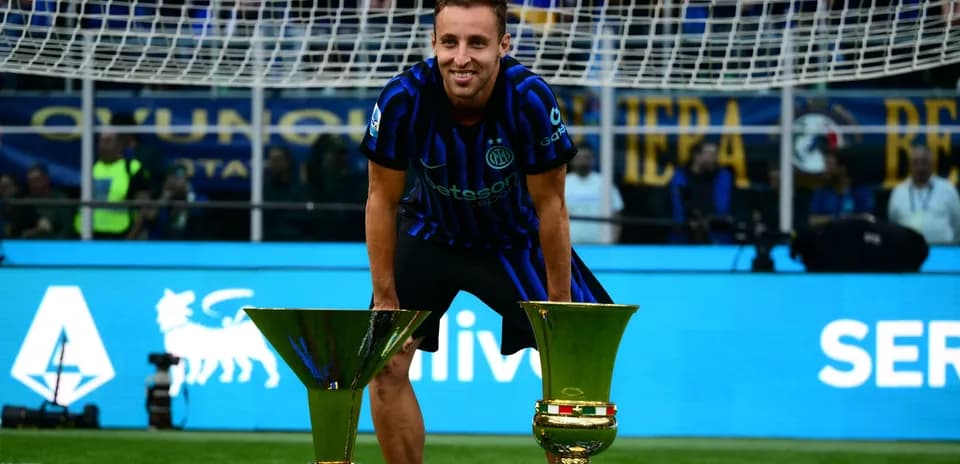 Игрок с трофеями на футбольном поле