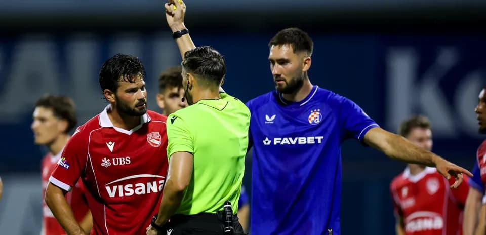Игрок FC Thun получает красную карточку