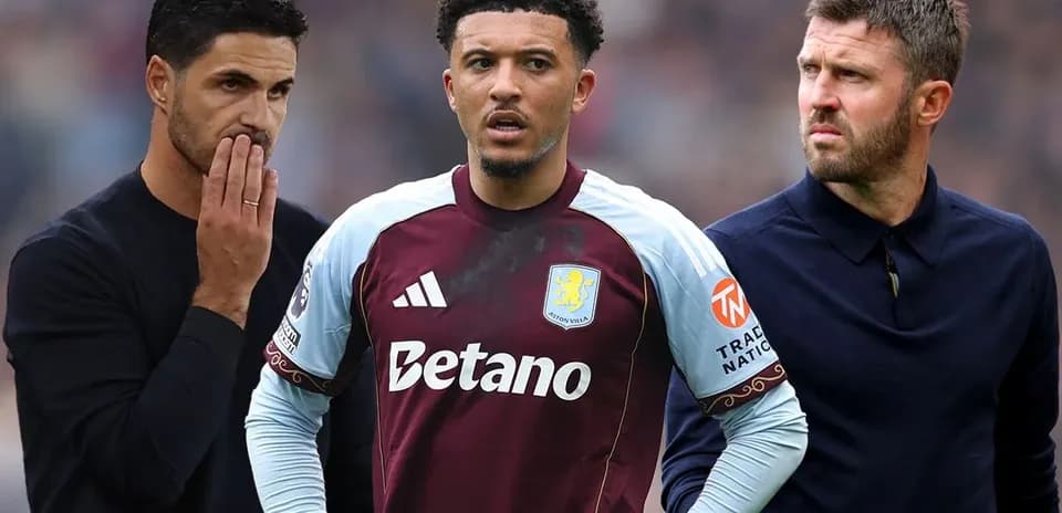 Тренеры обсуждают игрока Aston Villa на поле