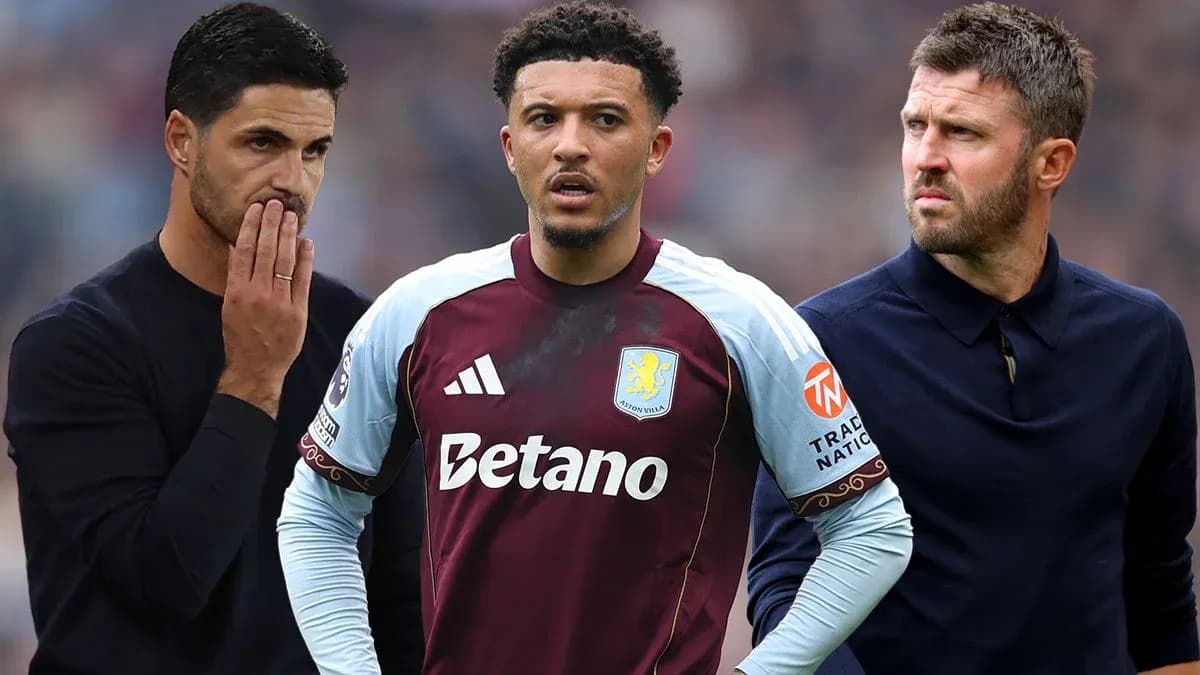 Тренеры обсуждают игрока Aston Villa на поле
