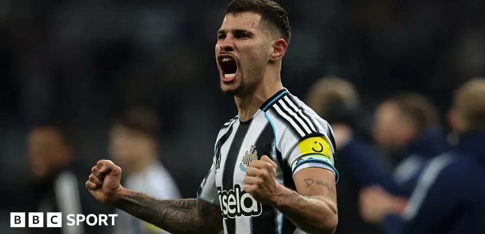 Игрок Newcastle United празднует победу на поле