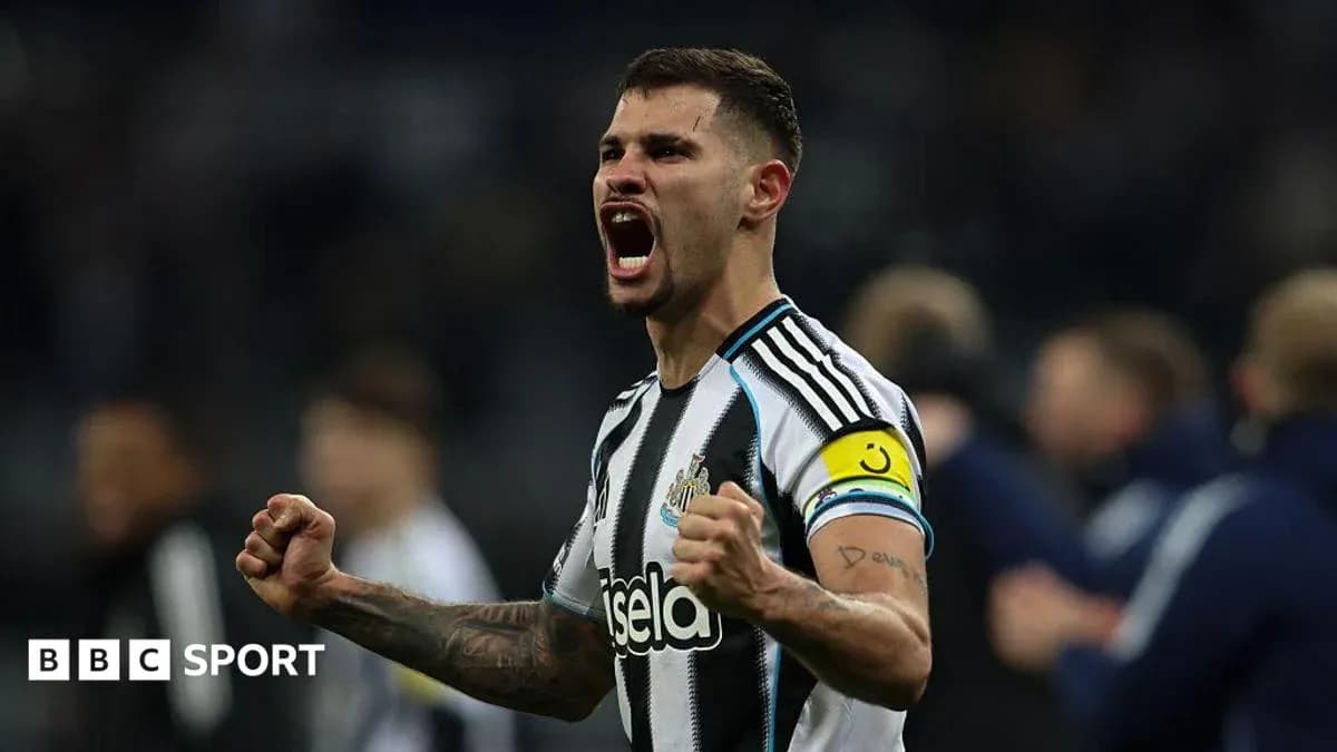 Игрок Newcastle United празднует победу на поле