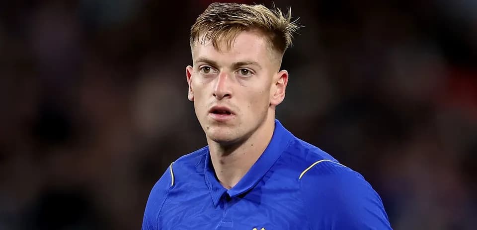 Игрок в синей футболке Chelsea на поле