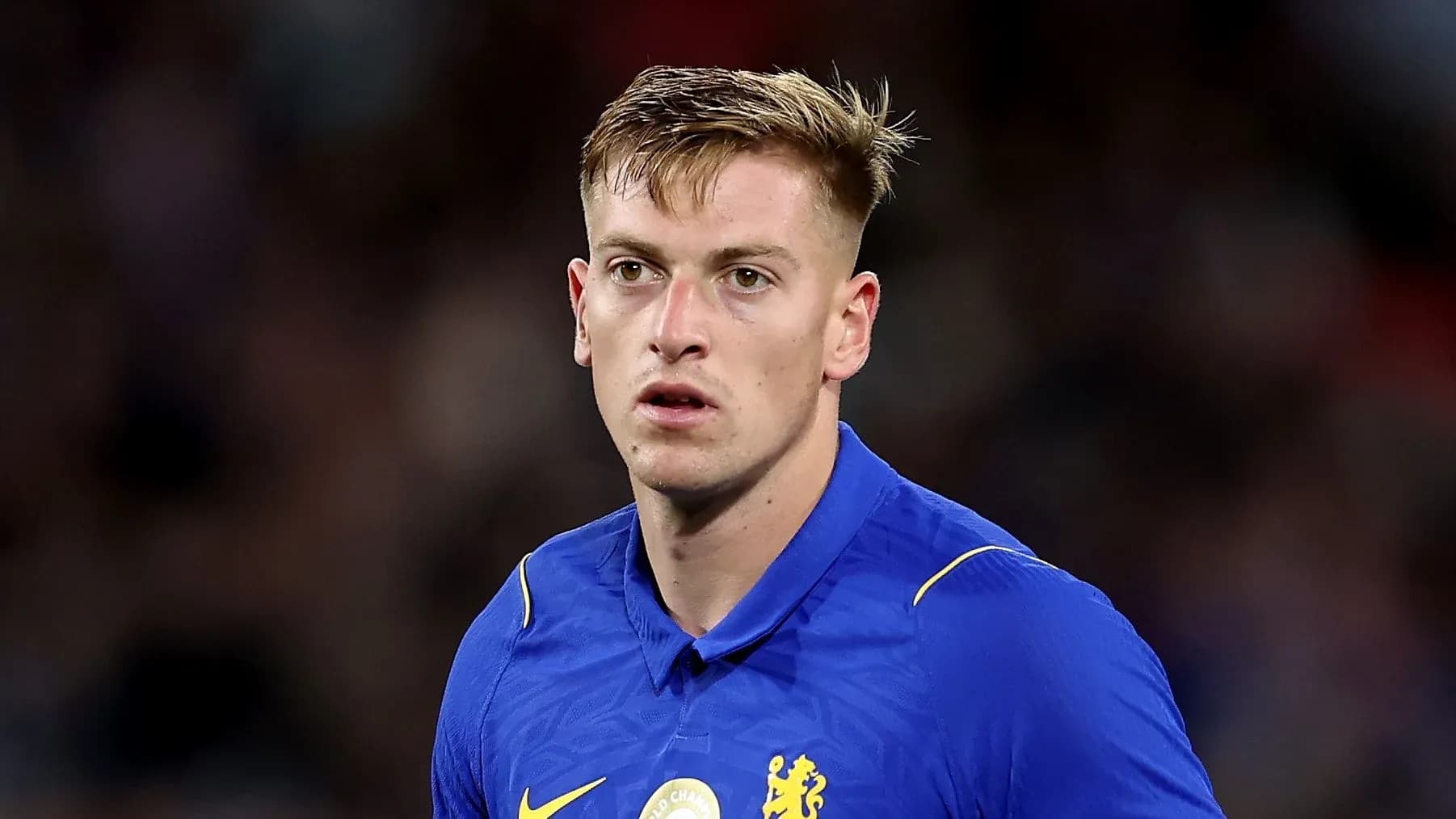 Игрок в синей футболке Chelsea на поле
