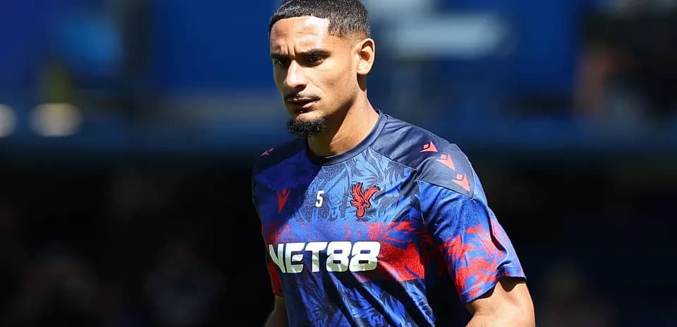 Игрок в форме Crystal Palace на тренировке