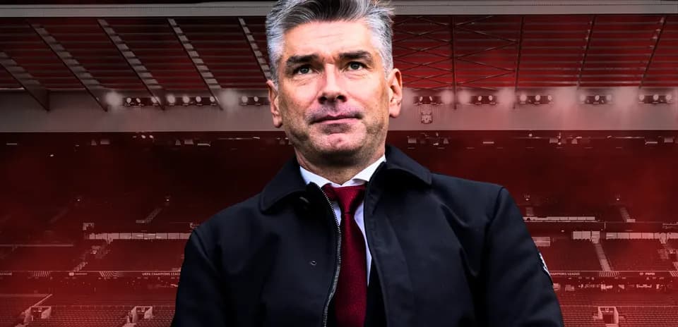 Тренер на фоне стадиона с красной атмосферой