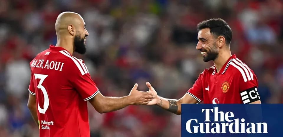 Игроки Manchester United здороваются на поле