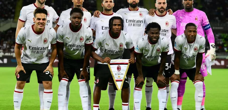 Команда AC Milan на поле перед матчем