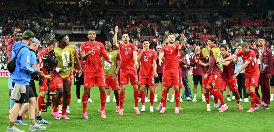 Швейцарские игроки празднуют победу на чемпионате мира
