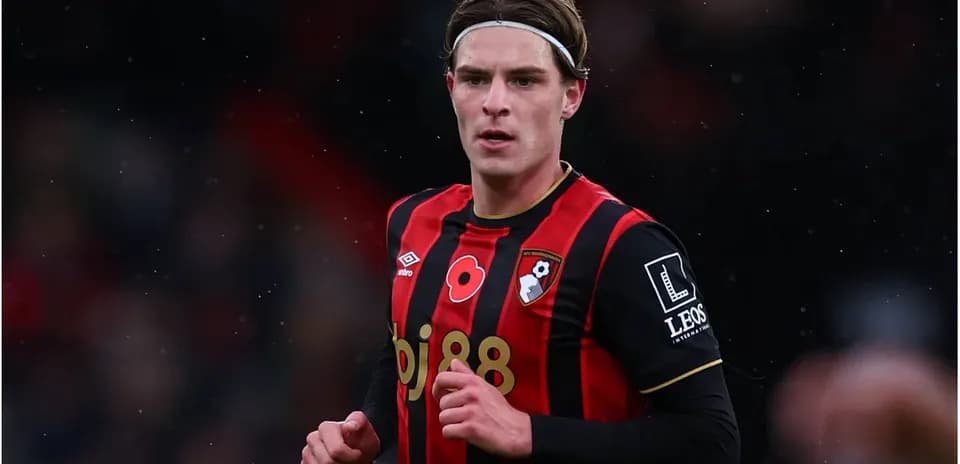 Игрок AFC Bournemouth в красной и черной форме