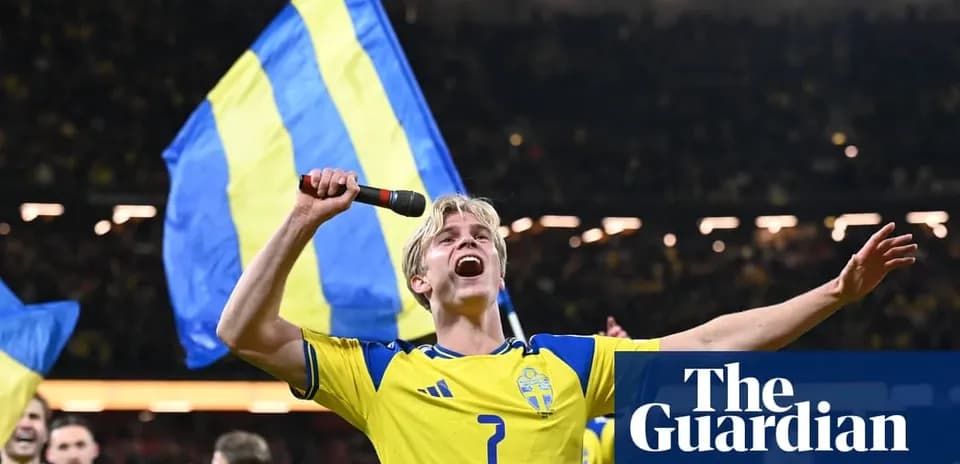 Игрок Швеции с флагом на стадионе после матча