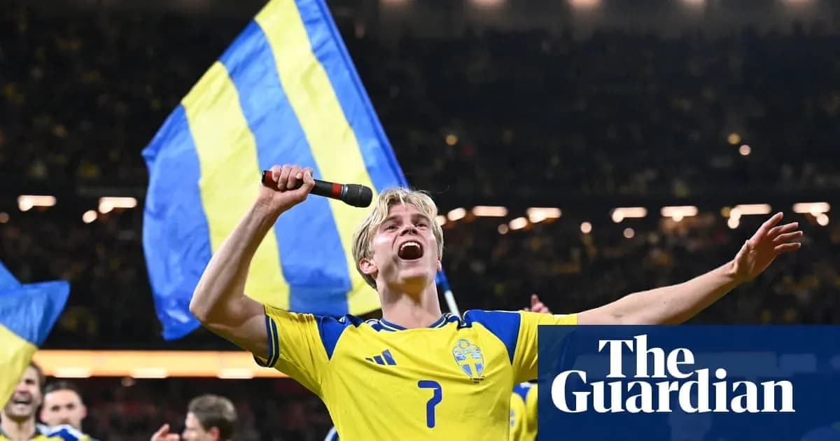 Игрок Швеции с флагом на стадионе после матча
