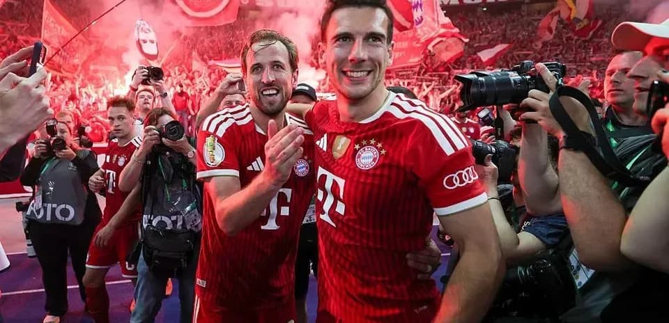 Игроки Bayern Munich празднуют с болельщиками на стадионе