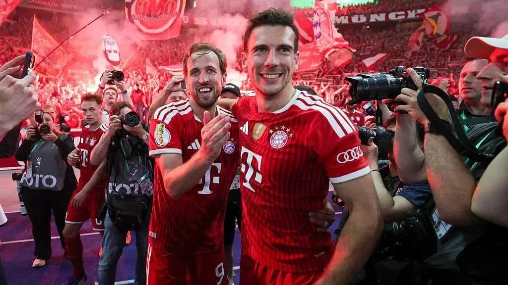 Игроки Bayern Munich празднуют с болельщиками на стадионе