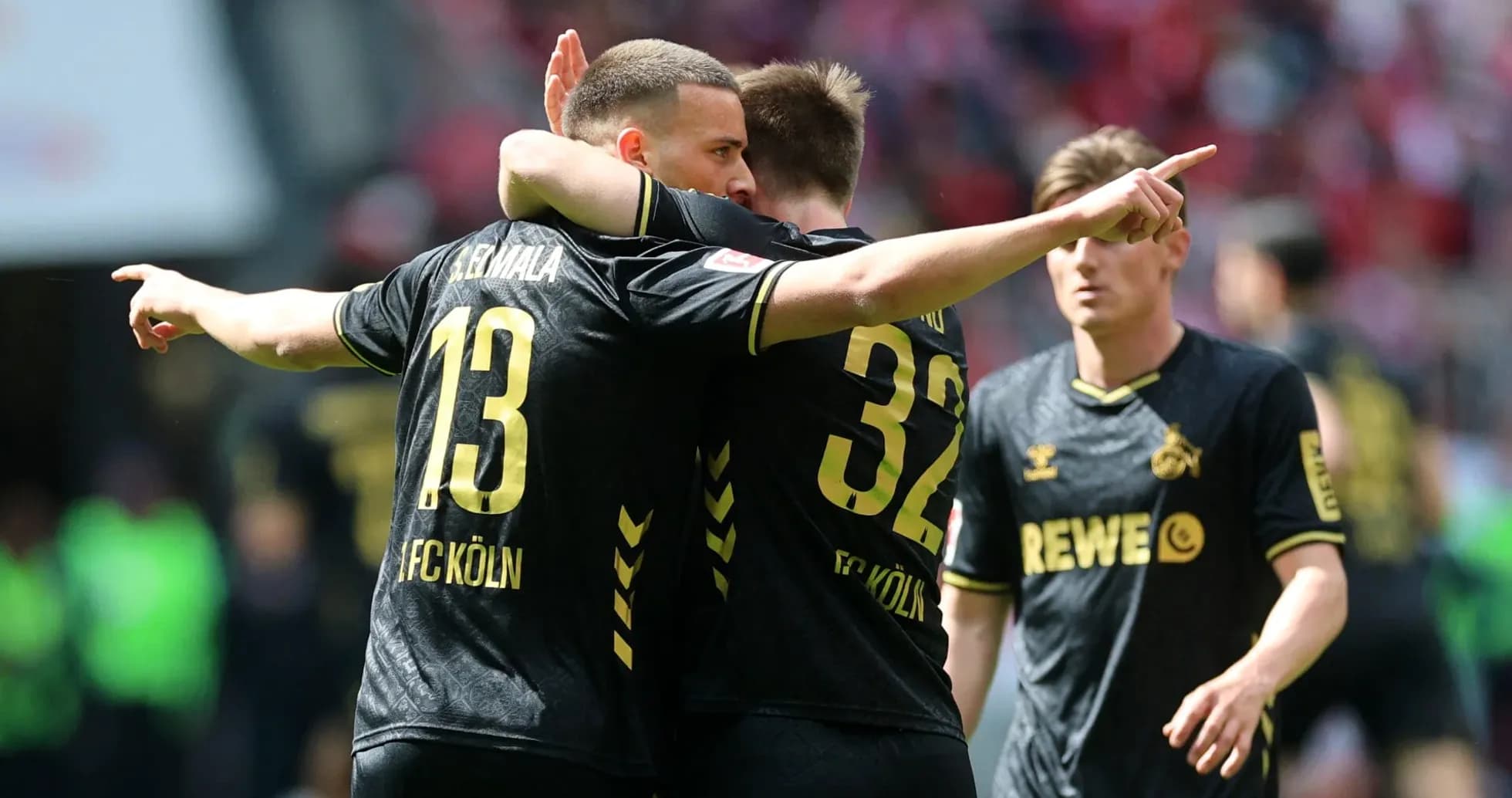 Игроки FC Köln отмечают гол на поле