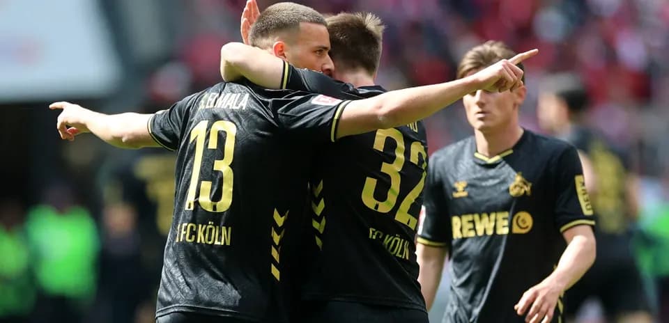 Игроки FC Köln отмечают гол на поле