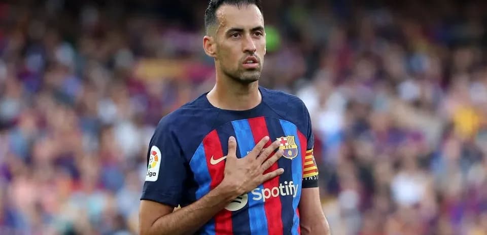 Игрок FC Barcelona с капитанской повязкой на поле