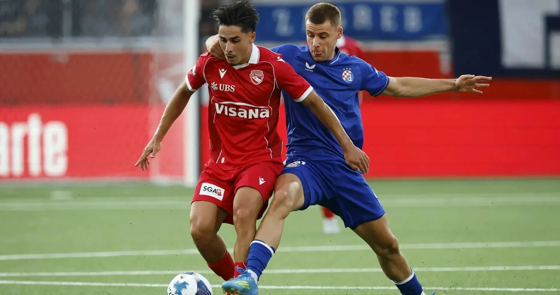 Игроки FC Thun и Динамо Загреб в борьбе за мяч