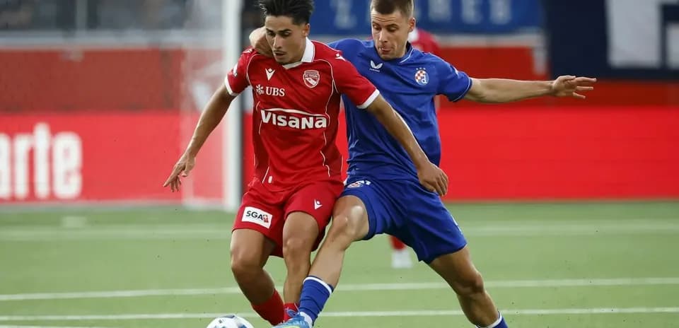 Игроки FC Thun и Динамо Загреб в борьбе за мяч