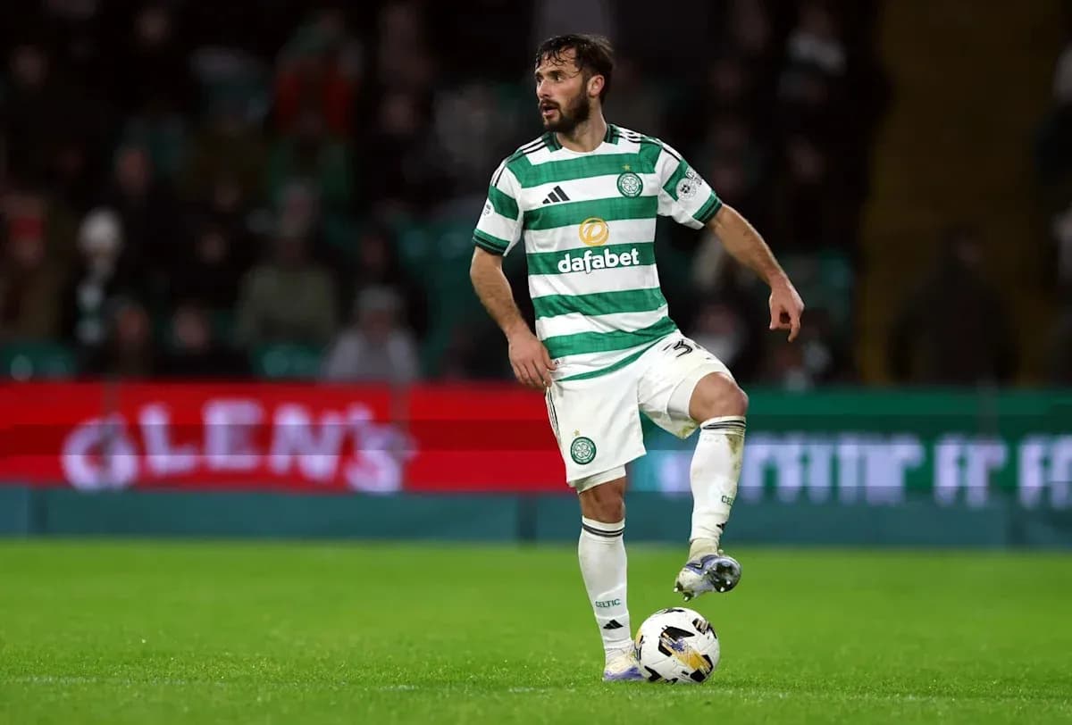 Игрок Celtic контролирует мяч на поле Игрок Celtic контролирует мяч на поле