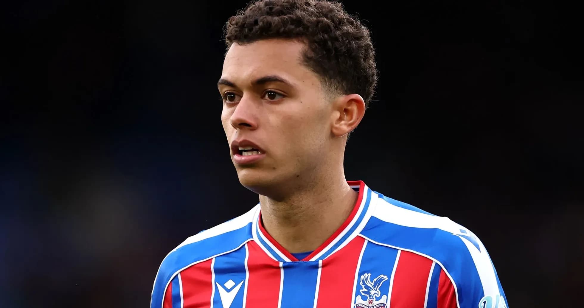Игрок в футболке Crystal Palace на поле Игрок в футболке Crystal Palace на поле