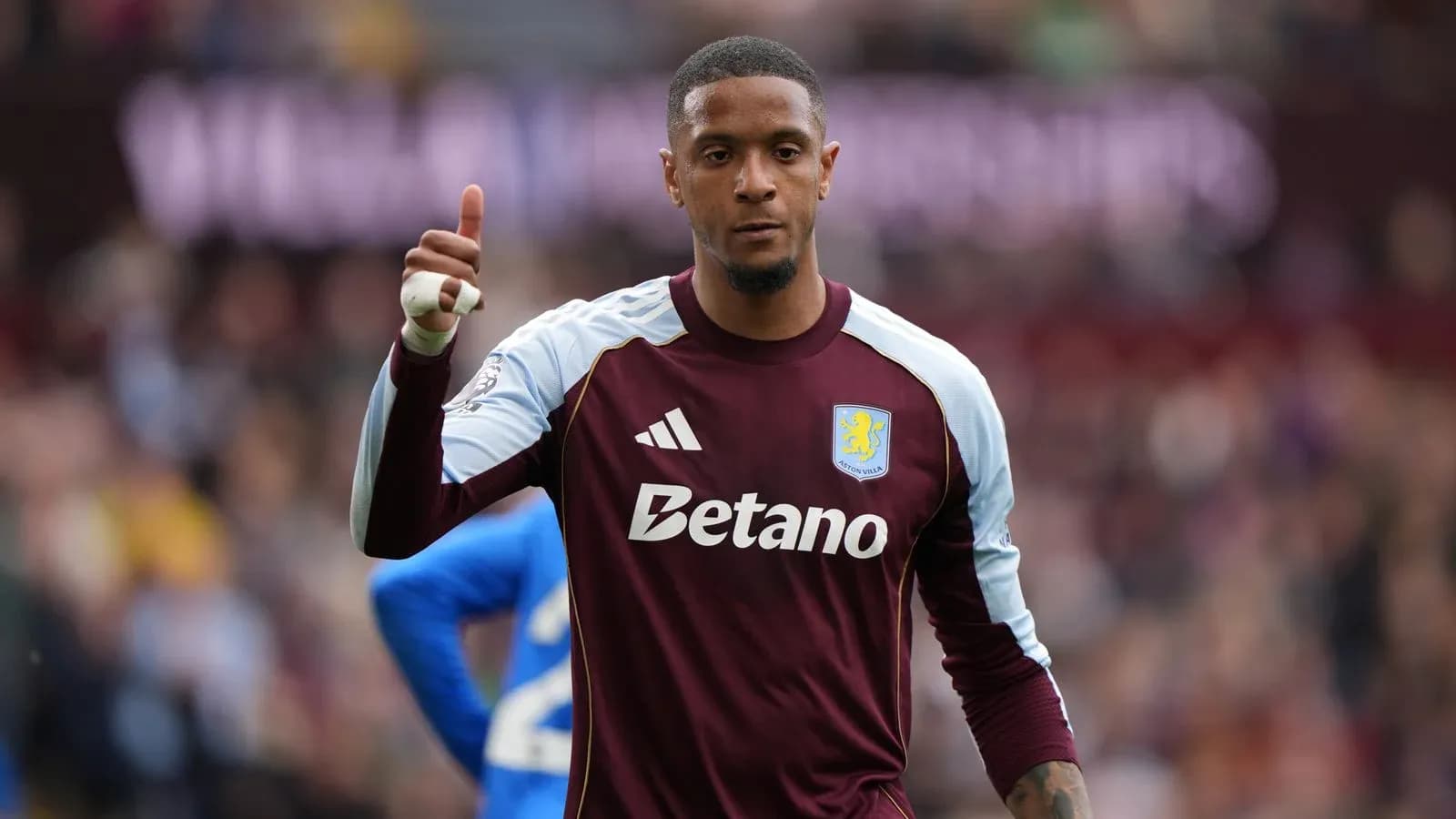 Вратарь Aston Villa показывает жест одобрения Вратарь Aston Villa показывает жест одобрения