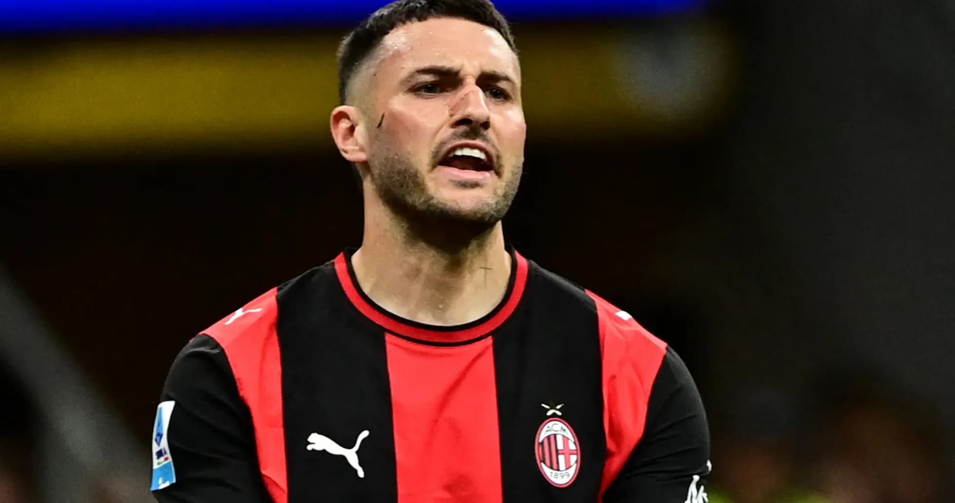 Игрок в черно-красной форме команды AC Milan Игрок в черно-красной форме команды AC Milan