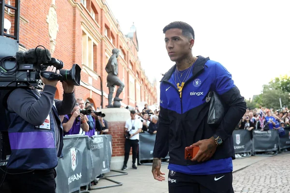 Игрок Chelsea идет к стадиону перед матчем Игрок Chelsea идет к стадиону перед матчем