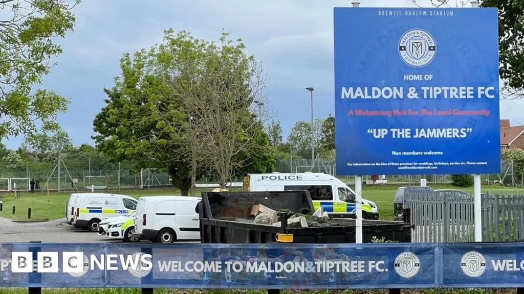 Стадион Maldon & Tiptree FC с полицейскими автомобилями Стадион Maldon & Tiptree FC с полицейскими автомобилями