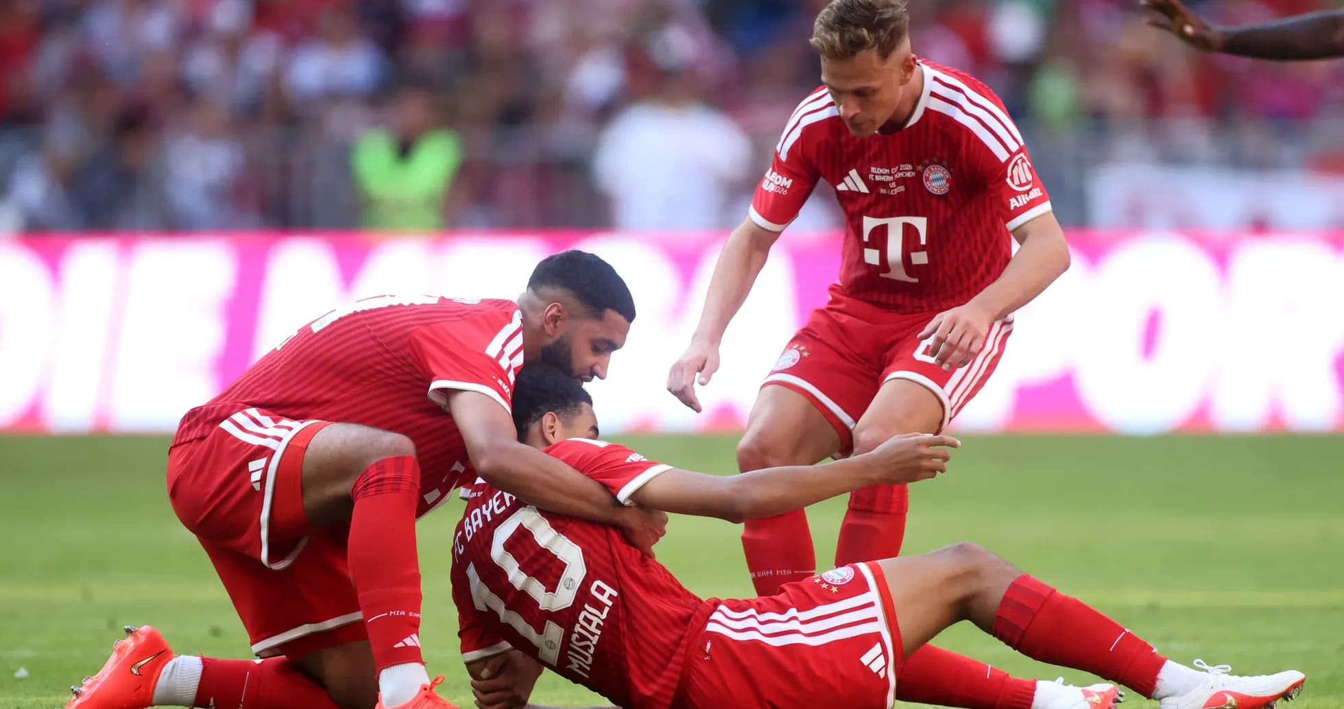Игроки Bayern München празднуют забитый гол на поле Игроки Bayern München празднуют забитый гол на поле