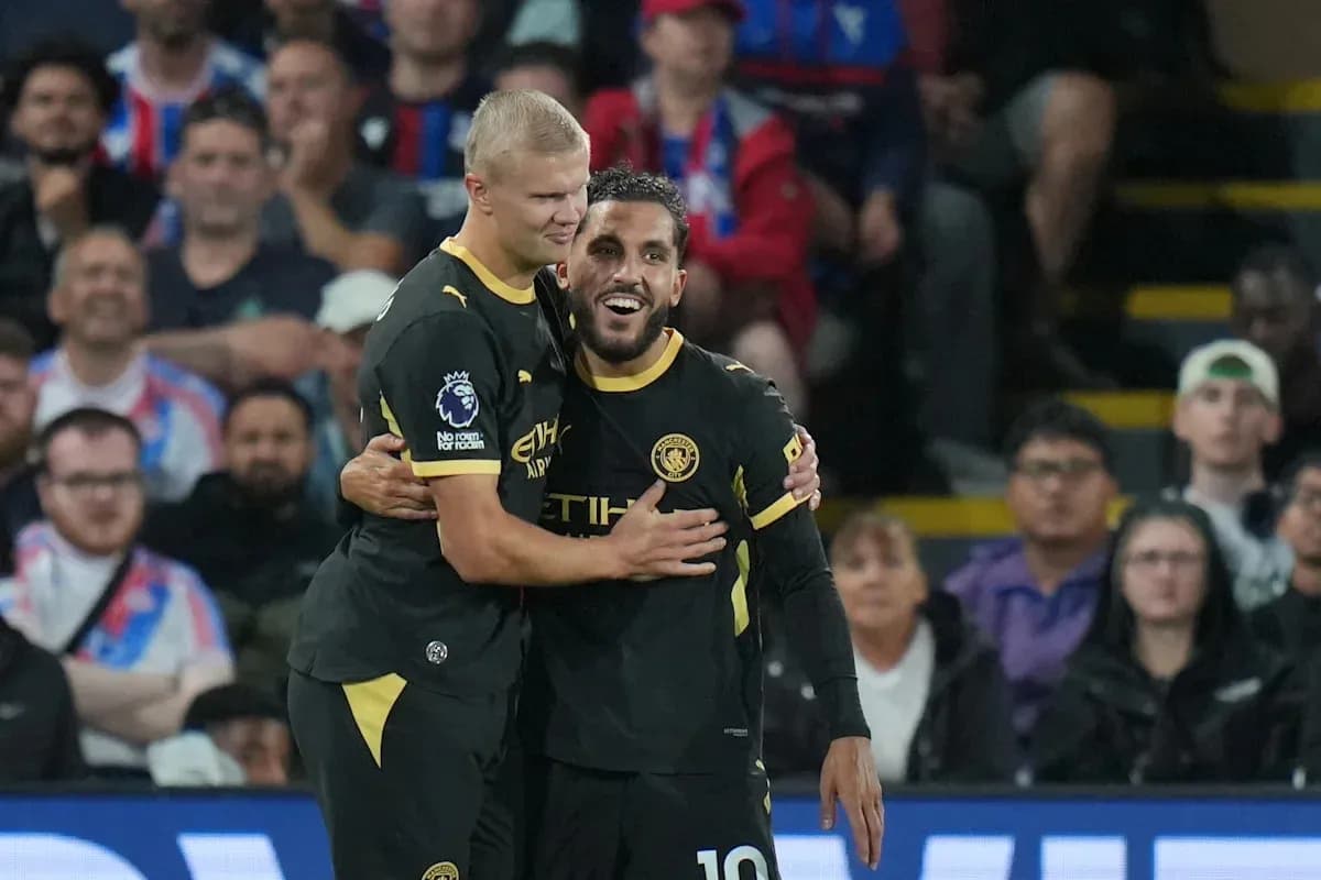 Игроки Manchester City празднуют гол на стадионе Игроки Manchester City празднуют гол на стадионе