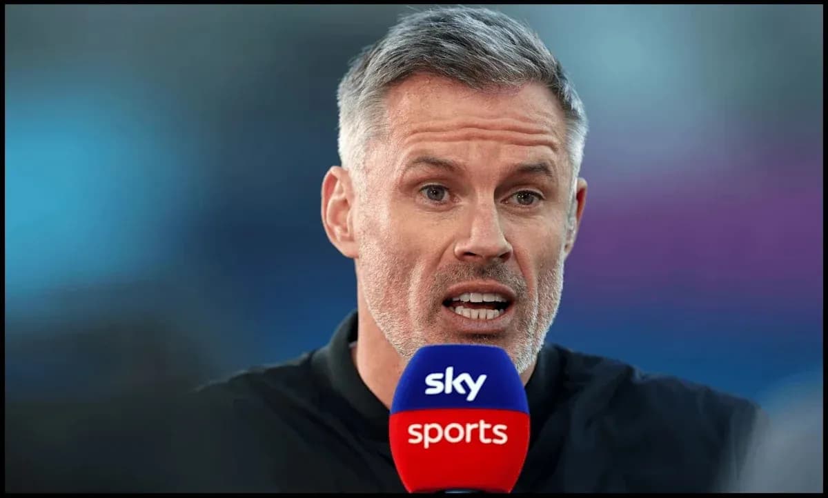 Комментатор говорит в микрофон Sky Sports Комментатор говорит в микрофон Sky Sports