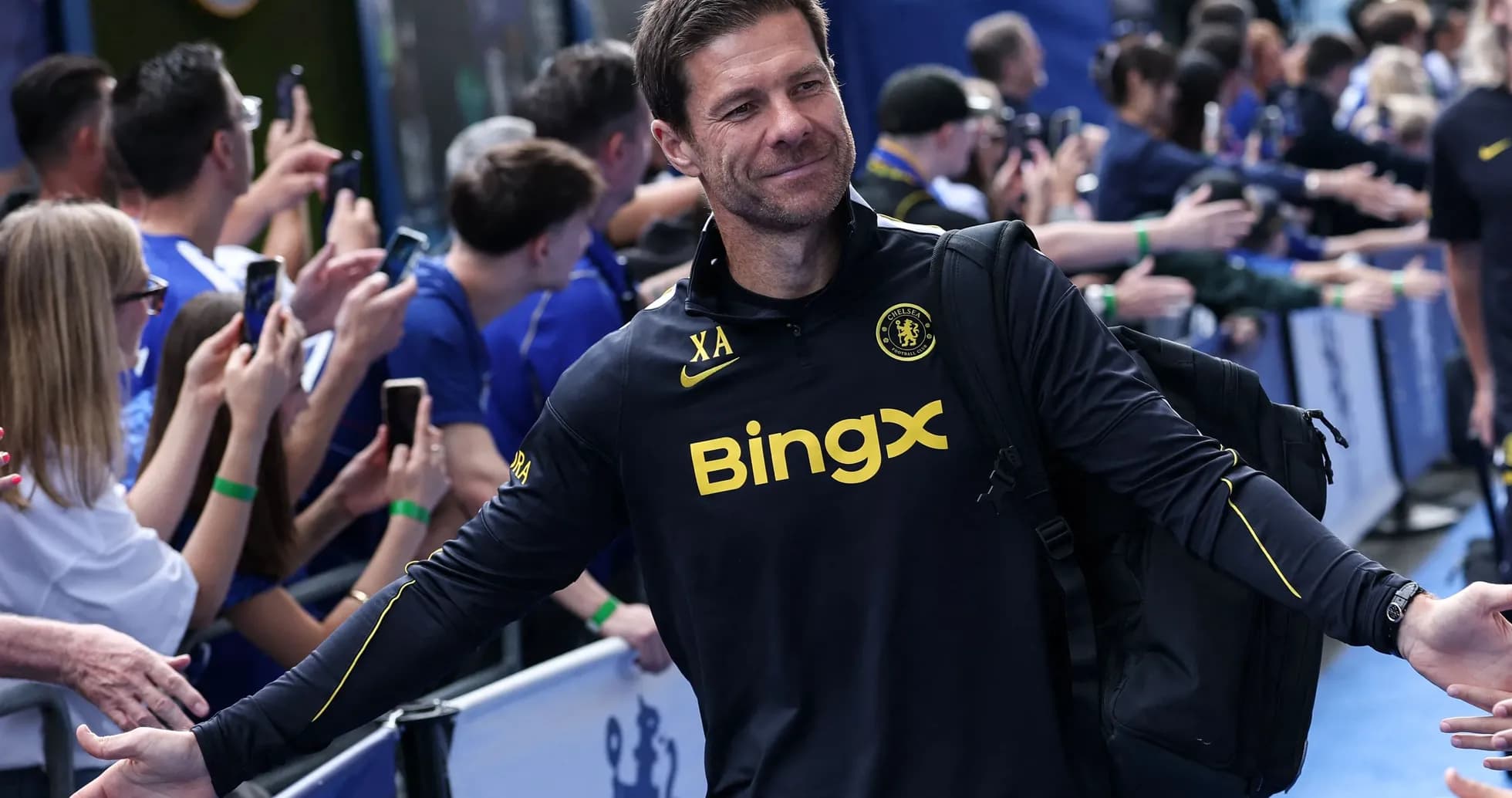 Тренер Chelsea приветствует фанатов на мероприятии Тренер Chelsea приветствует фанатов на мероприятии