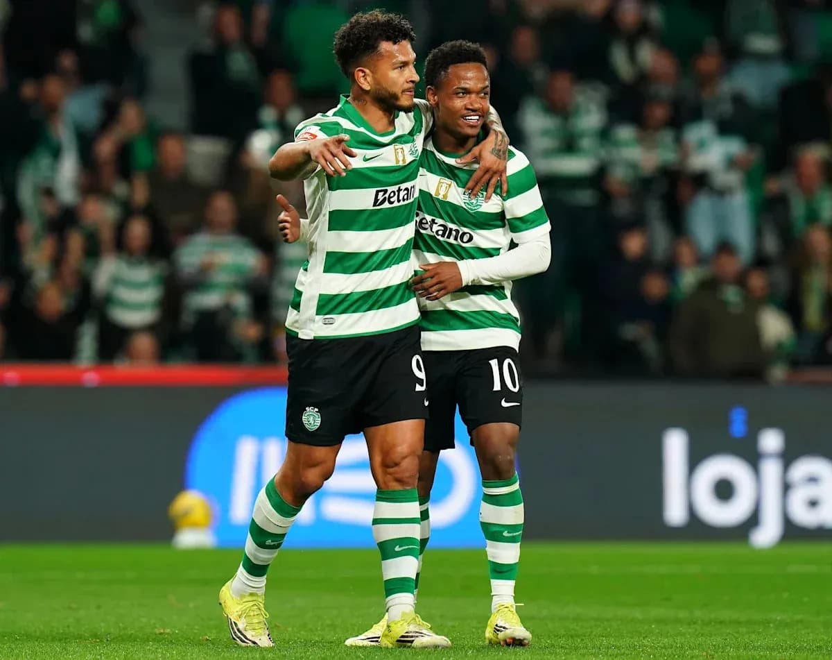 Игроки Sporting празднуют гол на поле Игроки Sporting празднуют гол на поле