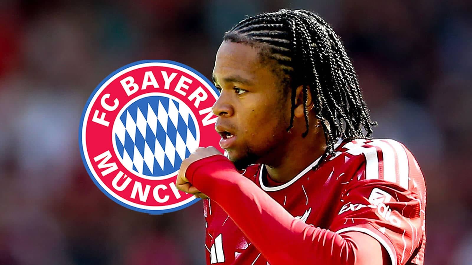 Игрок FC Bayern München с мячом на поле Игрок FC Bayern München с мячом на поле