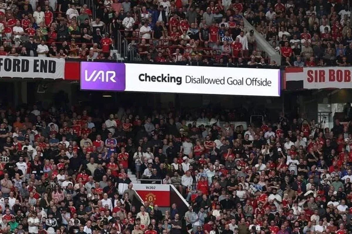 Фанаты на стадионе смотрят VAR на экране Фанаты на стадионе смотрят VAR на экране