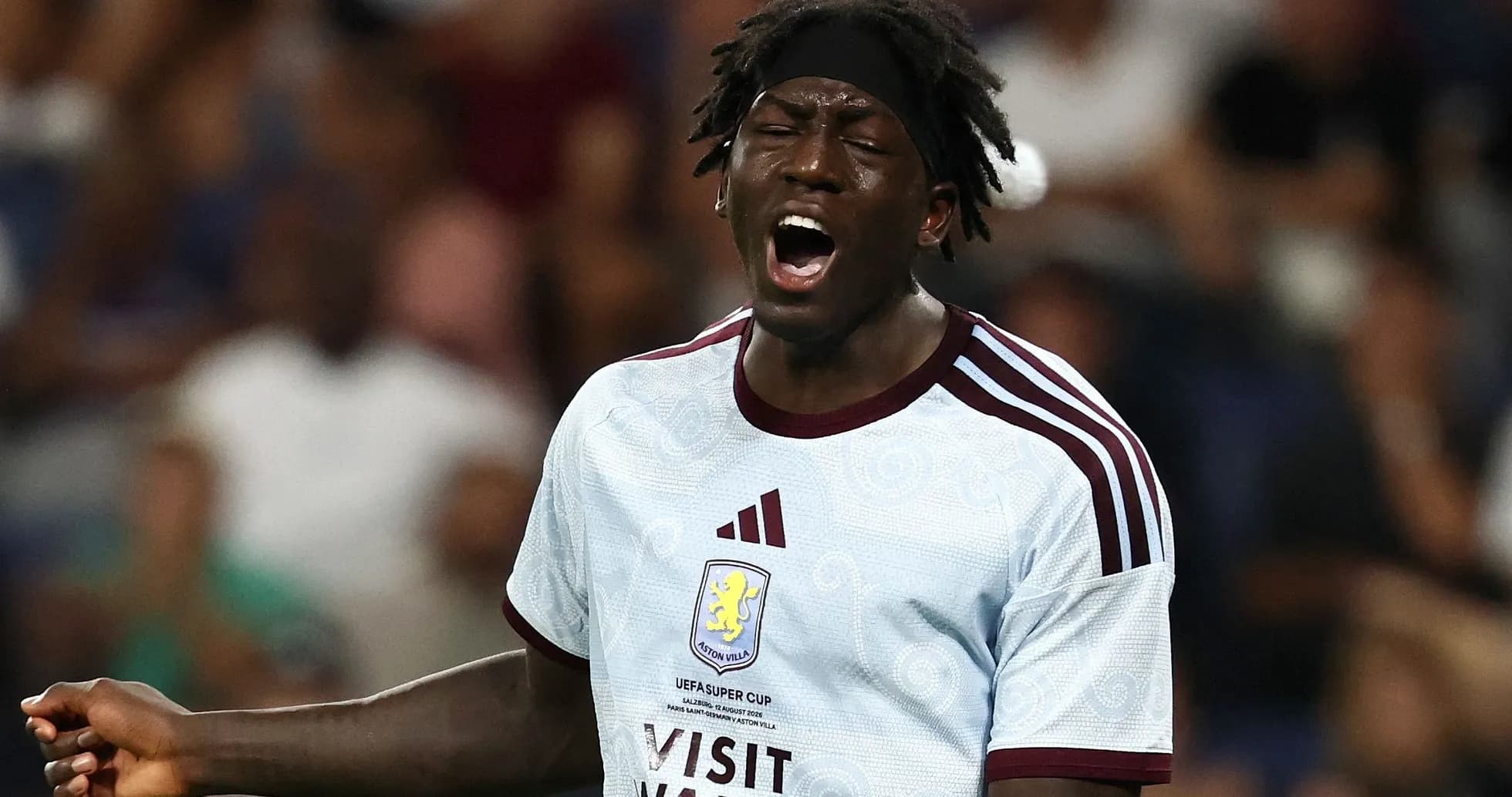 Игрок Aston Villa выражает эмоции на поле Игрок Aston Villa выражает эмоции на поле