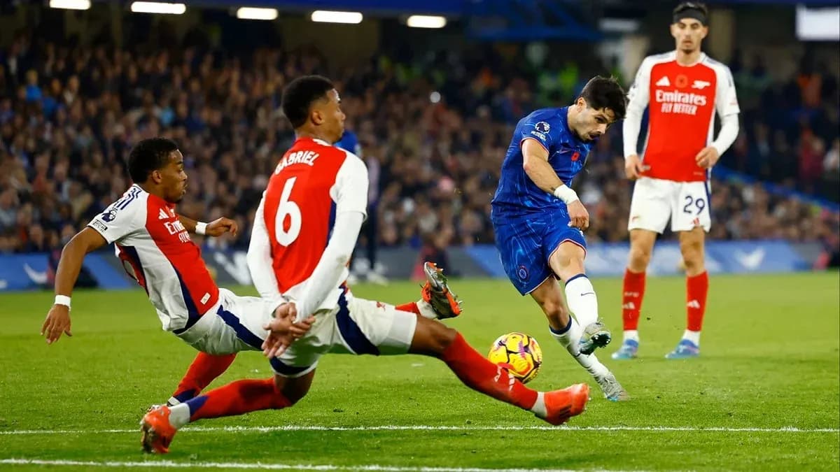 Игроки Chelsea и Arsenal борются за мяч на поле Игроки Chelsea и Arsenal борются за мяч на поле